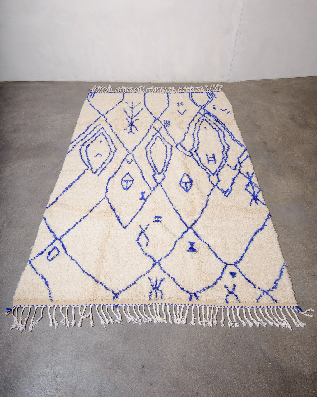 Modern designer handcrafted Berber rug from Morocco. Azilal rug with beautiful colours and patterns. Made of sheep’s wool and cotton.